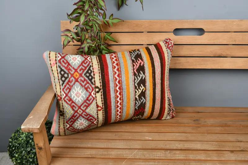 Almohada de tiro bordada roja y amarilla, almohada rectangular geométrica hecha a mano - 1