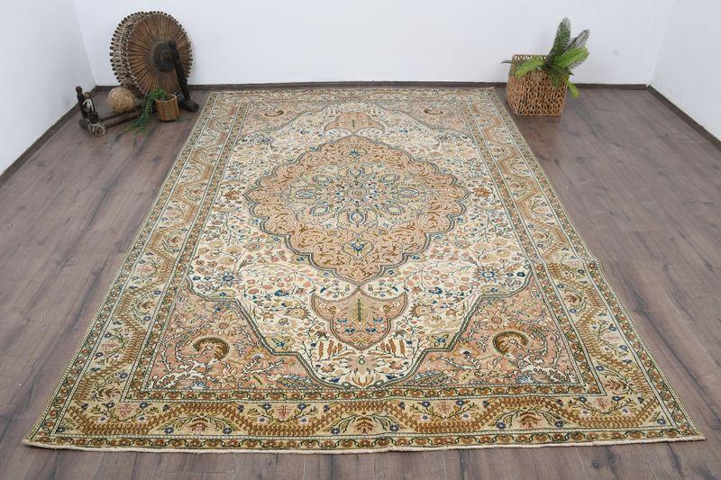 Elegant Beige Floral Rug, 6.4x9.3 ft Chic Decor - 1