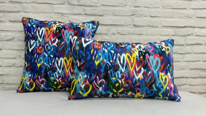 Almohada estampada con corazones de colores: Banksy Love Diseño multicolor - 1